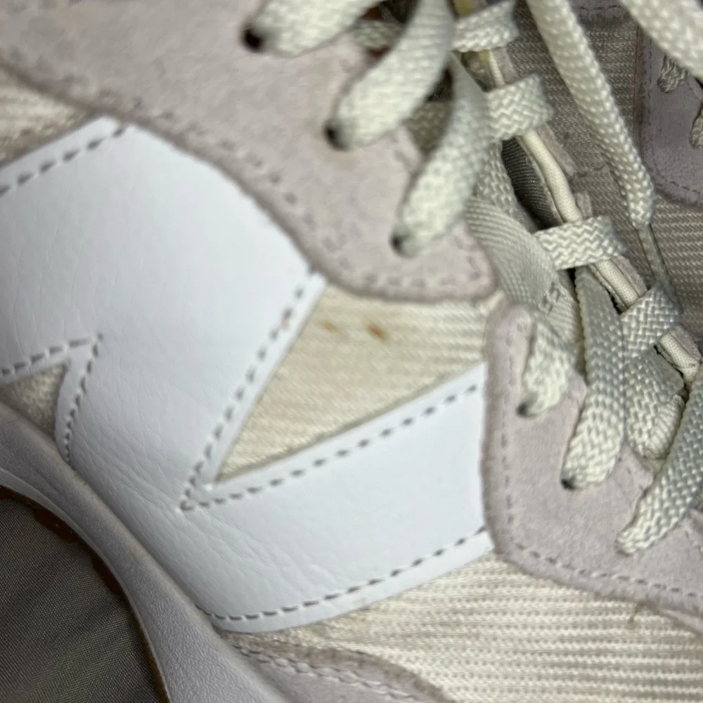 New Balance classics 327. White Cream and tan. Women’s 8. - Picture 13 of 16
